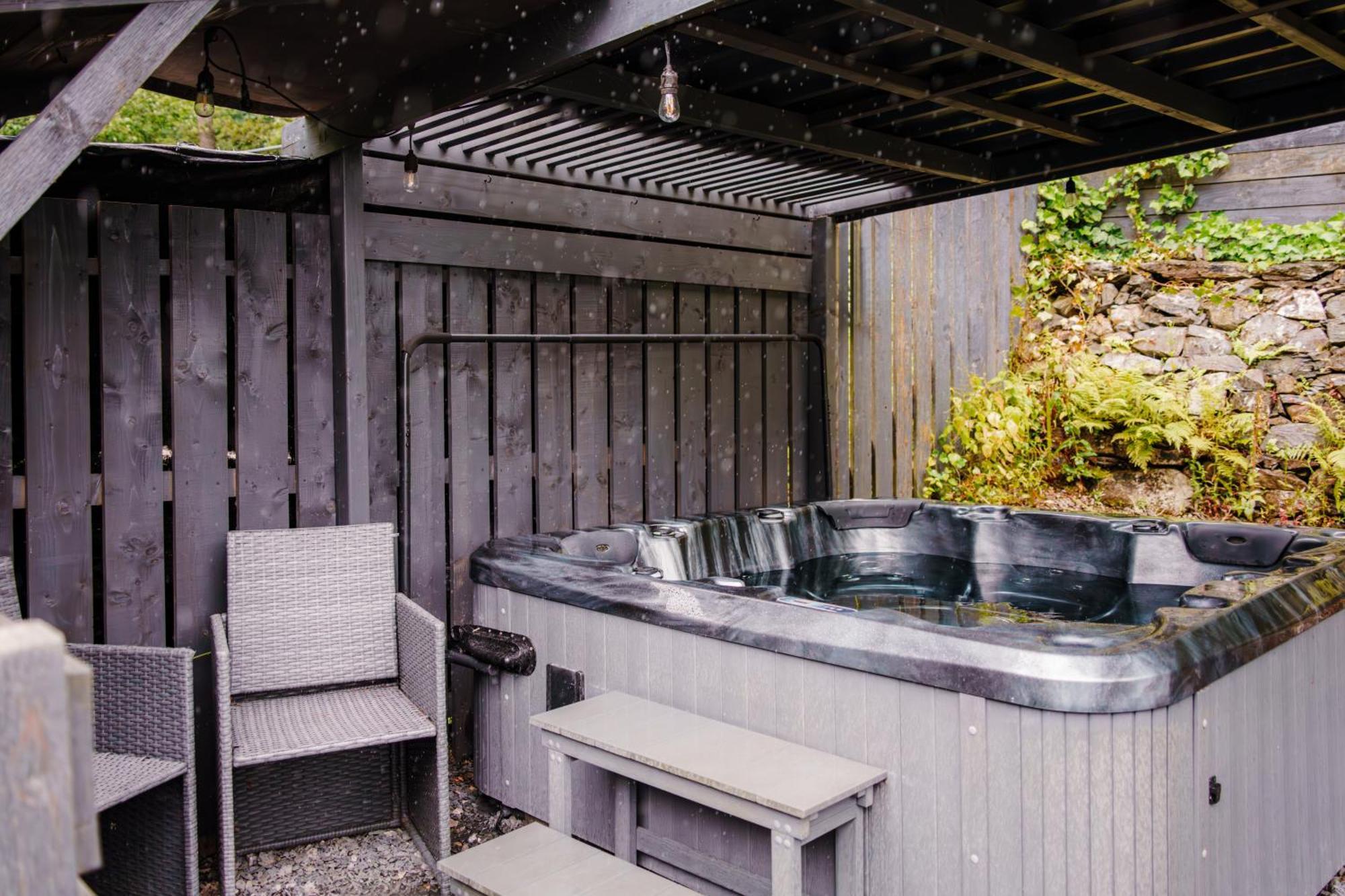 Squirrel Bank, With A Hot Tub & Parking Villa Bowness-on-Windermere Exterior photo